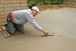 Bodenplatte mit Zementmix wasserdicht machen